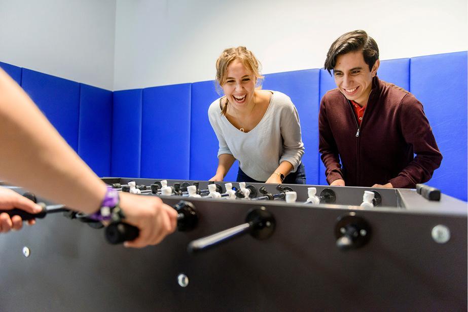 692x462px Studileben Studierenden Leben. Zwei Personen kickern.