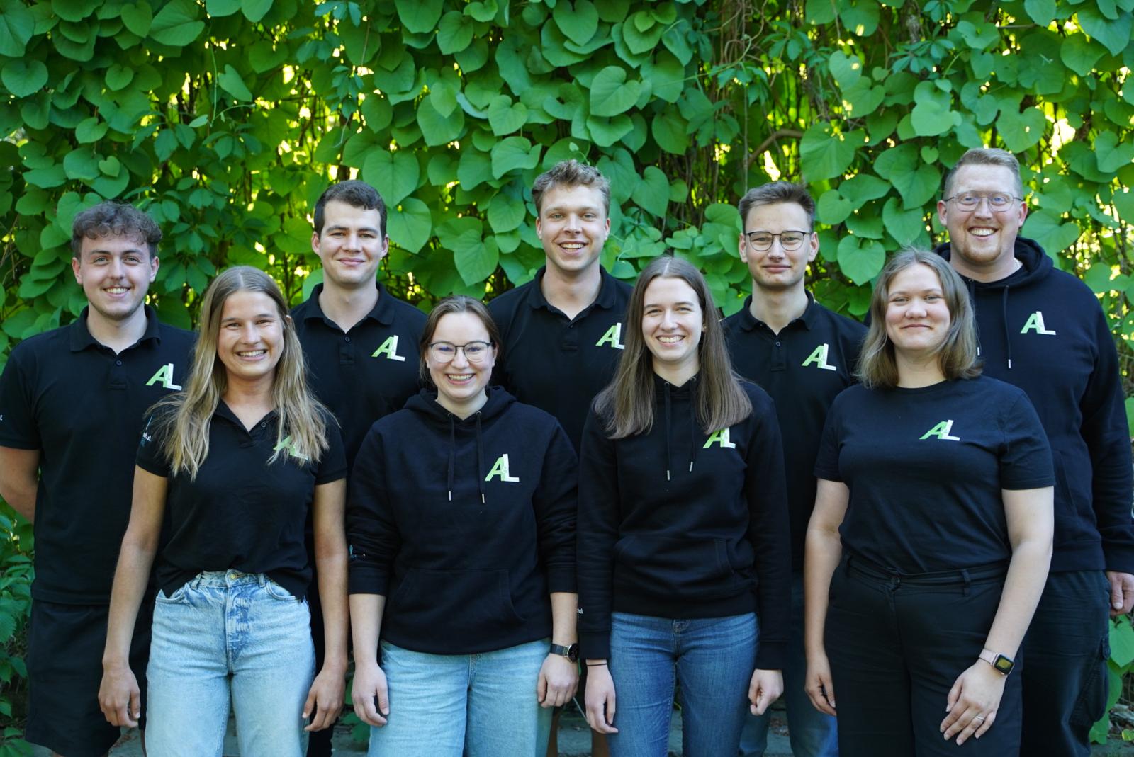 Gruppenbild_A&L Foto von den Mitgliedern des Fachschaftsrat A&L vor einem Baum.