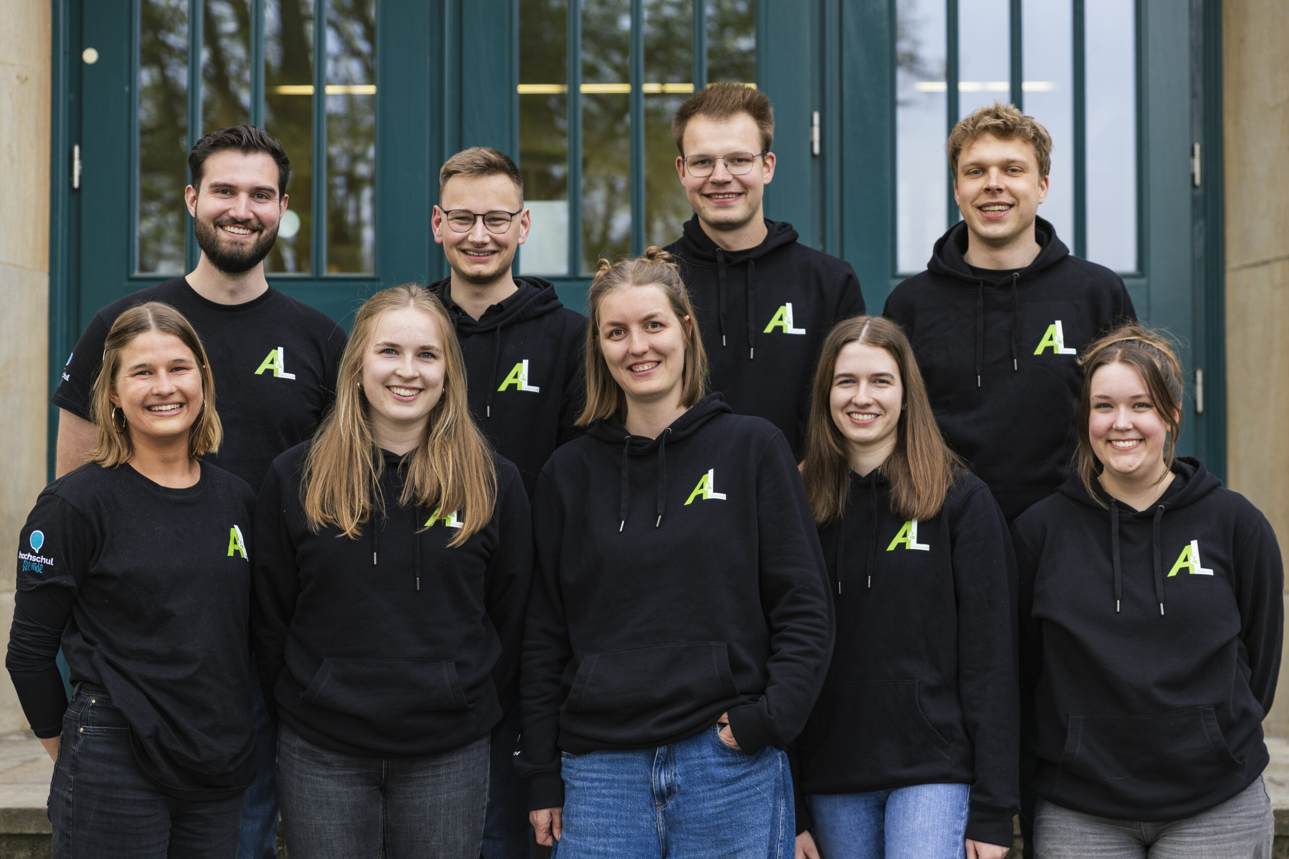 Foto von den Mitgliedern des Fachschaftsrat A&L vor einem Baum.